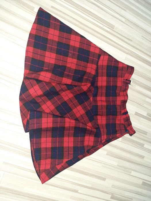 Czerwono czarna spódnica w kratę