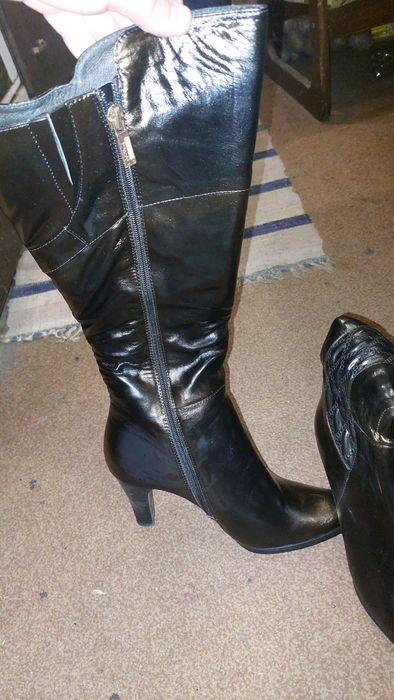 Високі чоботи на підборі