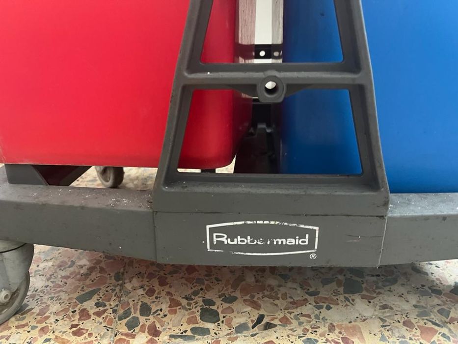 Dois Carrinhos de Limpeza Indústrial