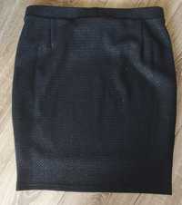Czarna spódnica z delikatnym połyskiem