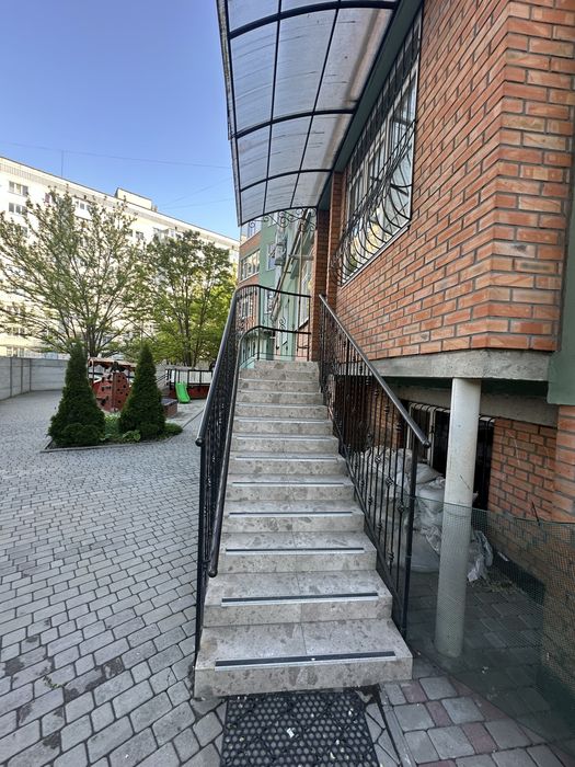 Продаж приміщення в новобудові з окремим входом центр міста 85 метрів