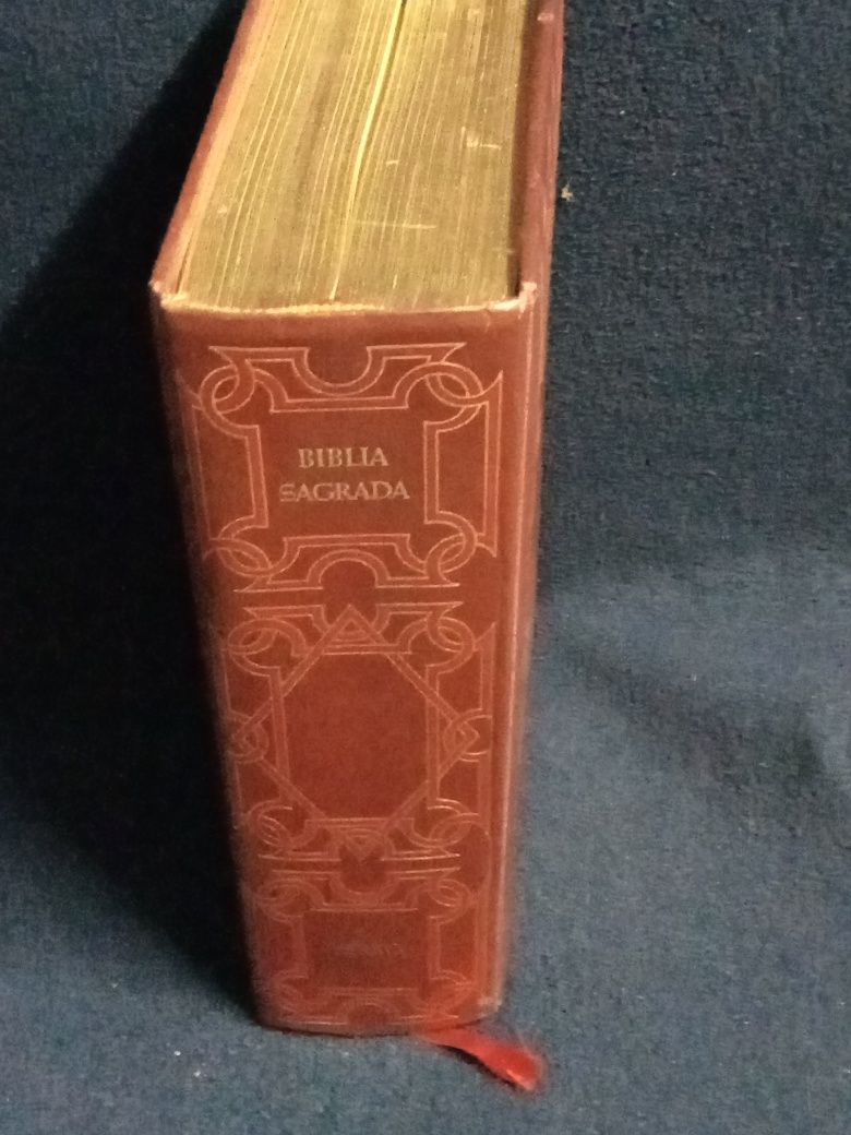 Vendo bíbilia sagrada grande folhas dourada excelente estado