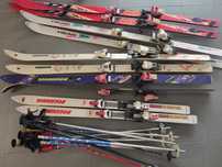 Skis e bastões retro/vintage