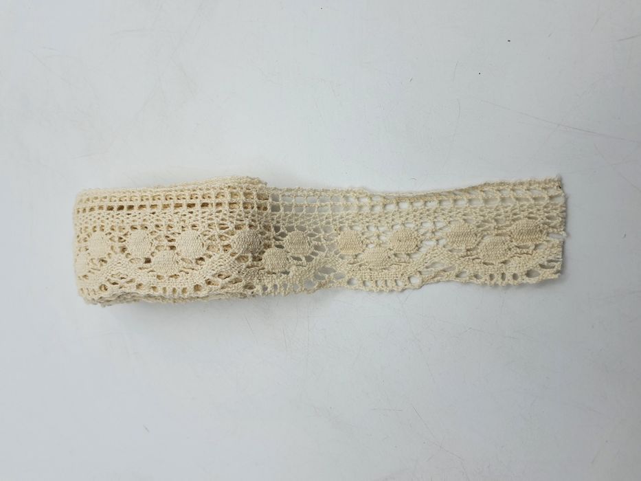 Koronka ecru kupon 2,05 m.x 4,30 cm.