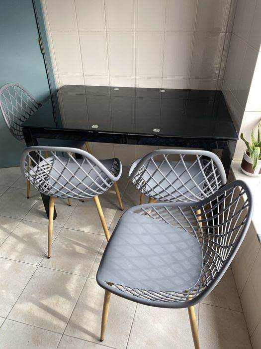 Mesa em video  com 4 cadeiras