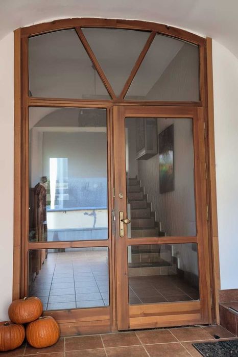 Duże przeszklone drewniane drzwi