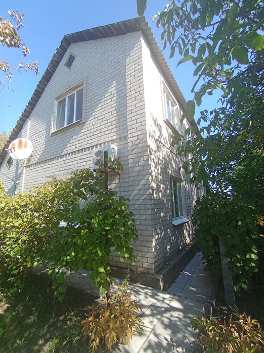 Продам двухэтажный дом на берегу Искровского водохранилища.