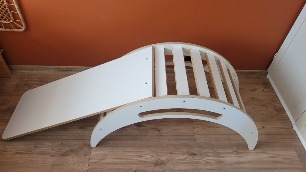 Drewniany bujak montessori że zjeżdżalnią