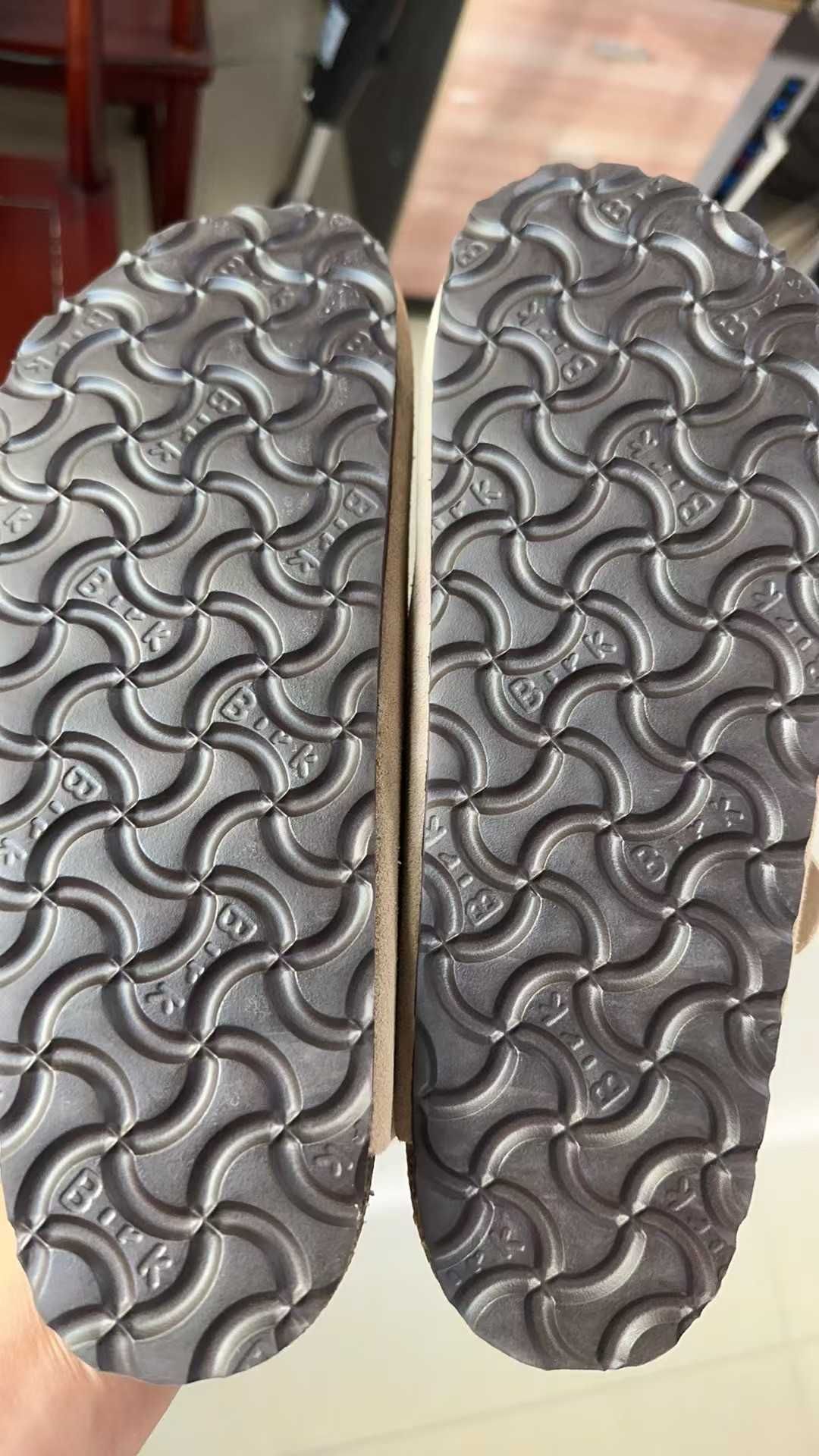 Zupełnie nowa oryginalna zamszowa Birkenstock w kolorze piaskowym 39
