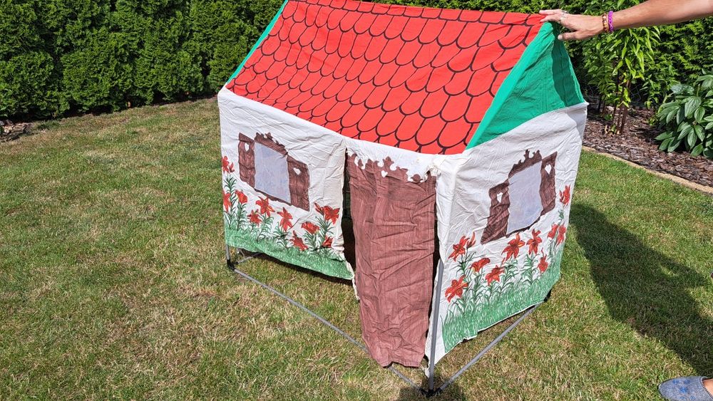 Lekki domek dla dziewczynki do zabawy.PRL.