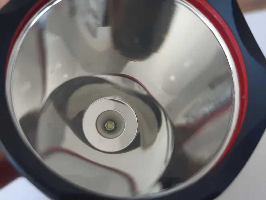 mocna latarka Ultrafire C8 w zestawie ogniwo 18650 convoy