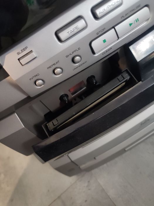 Wieża na 3 płyty CD, 2 kasety i płyty winylowe uszkodzone pokrętło
