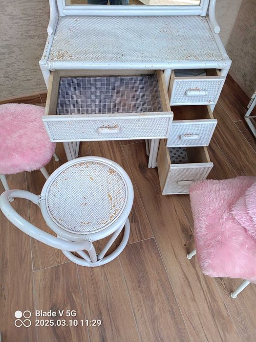 Toaletka ratanowa z krzesłem do odnowienia