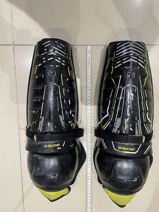 Nagolenia Hokejowe 13” CCM 3092