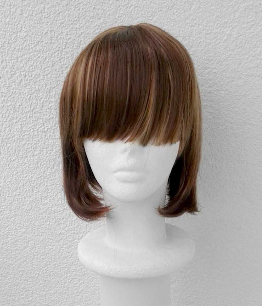 Krótka brązowa peruka z prostą grzywką z pasemkami cosplay wig bob