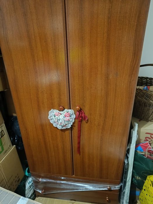 Secretária e roupeiro
