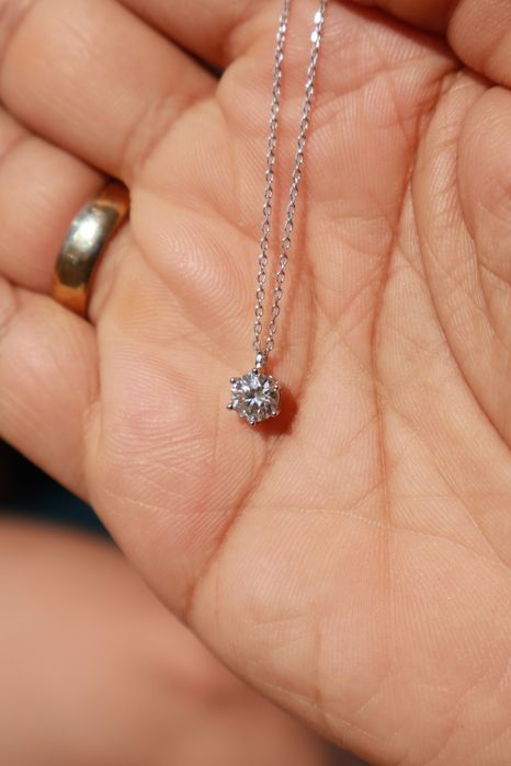 Colar solitário de Diamante de Moissanita