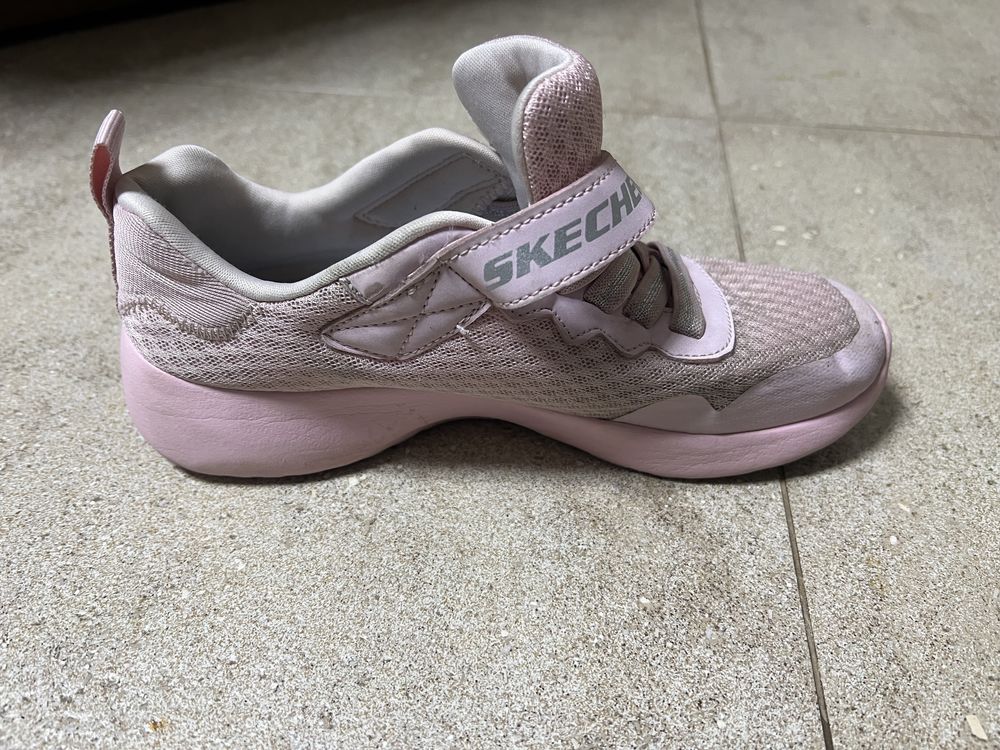 Продам детские кроссовки Skechers