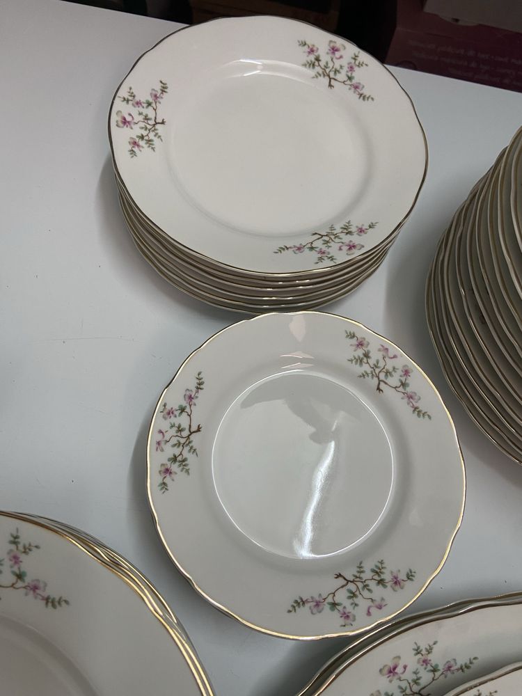 Conjunto de pratos muito antigos