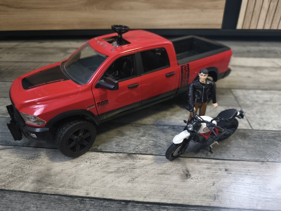 BRUDER 02502 samochód RAM z motocyklem Ducati i kierowcą