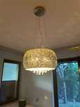 lampa wisząca w kolorze złotym