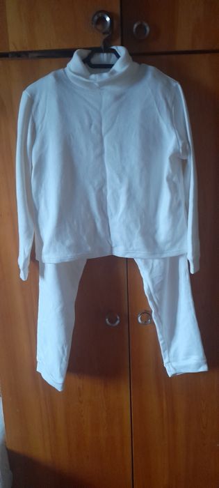 Продам новий костюм  молочного кольору.