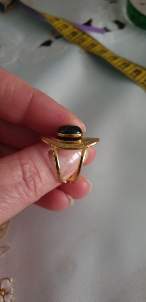Piękny pierścionek z czarnym oczkiem, nowy.