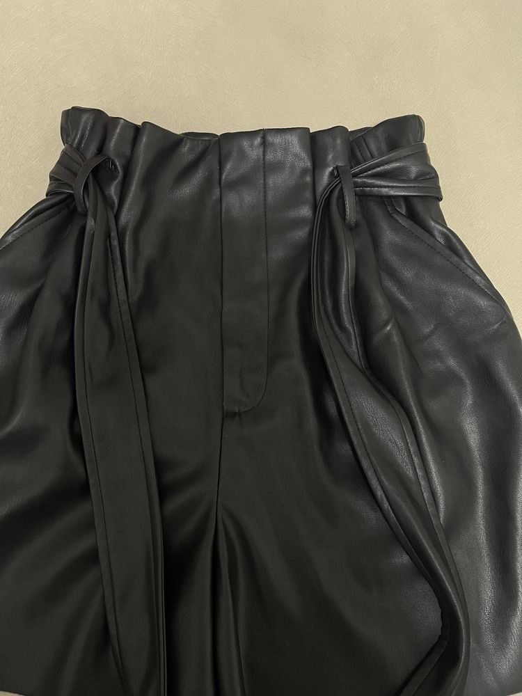 Чорні шкіряні шорти Zara