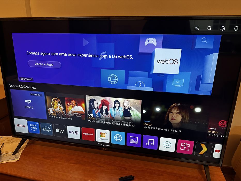 Televisão flat screen 4K, 55 polegadas / 139cm