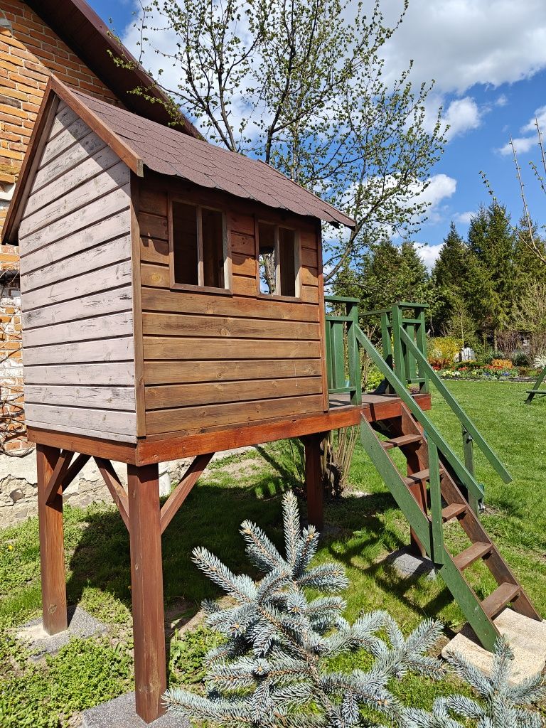 Domek ze zjeżdżalnią