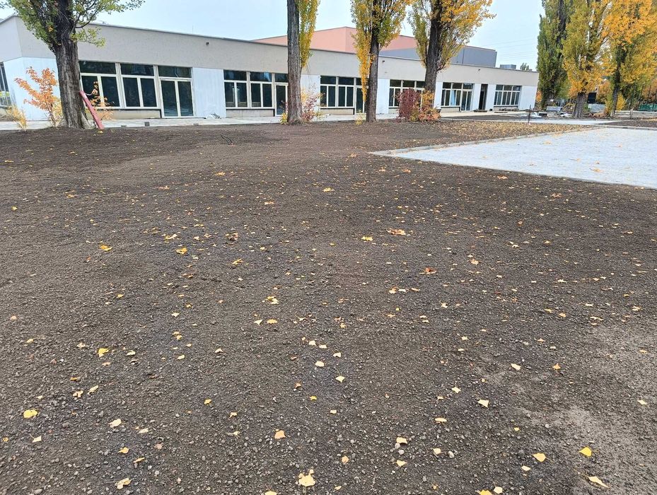 Ziemia z przesiewacza, spulchniona pod trawnik. Własny transport