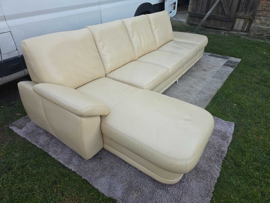 Narożnik skórzany w kolorze ecru, bez funkcji spania z pojemnikiem