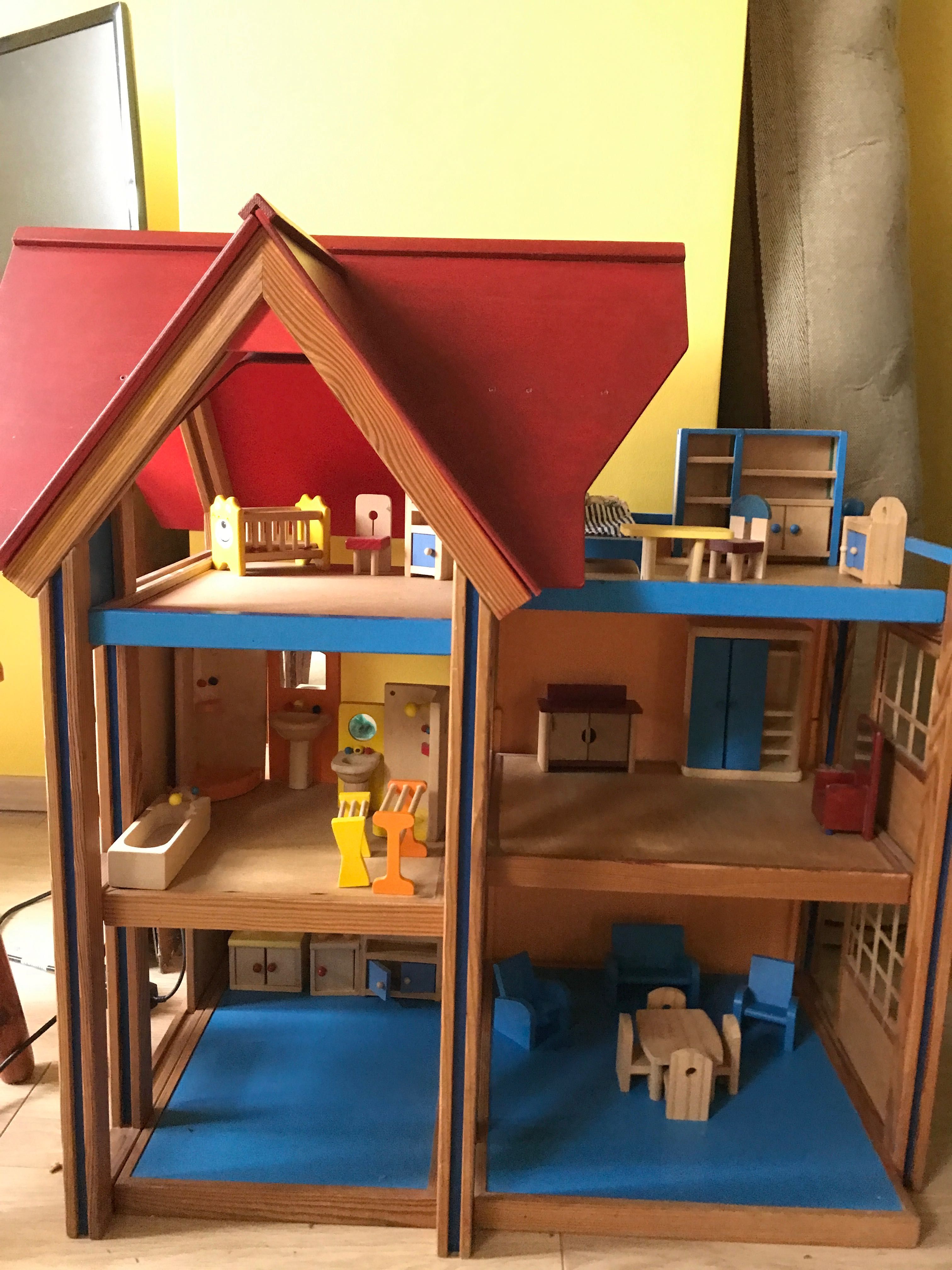 Ogromny domek dla lalek z mebelkami, drewniany