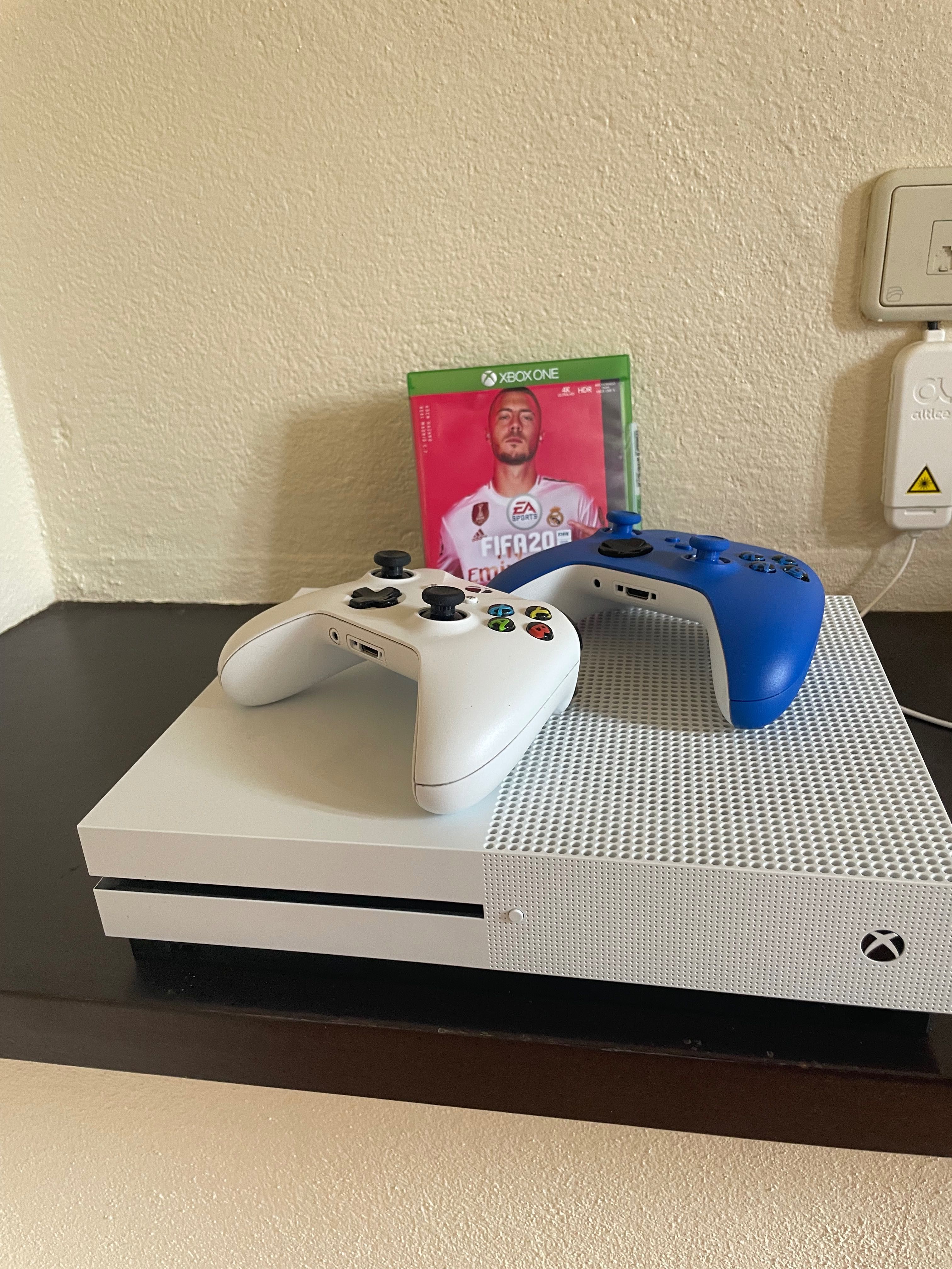 Xbox one S 2 Controles 1 jogo midia fisica fifa 20