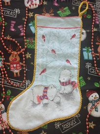 Skarpeta świąteczna na prezenty, ręcznie haftowana z krzyżykiem