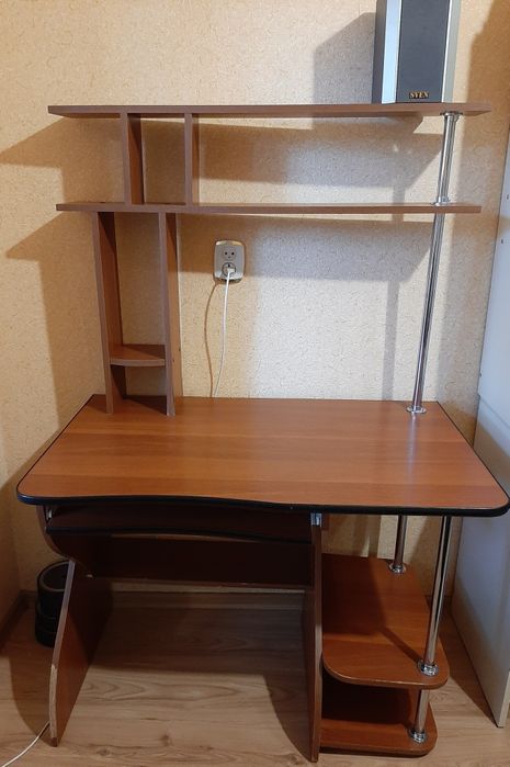 Продам комп'ютерний стіл.