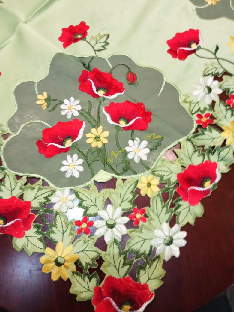 Obrus poliestrowy kwadratowy haftowany o boku 85 cm
