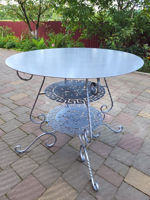 Вуличний столик для кавуваня.