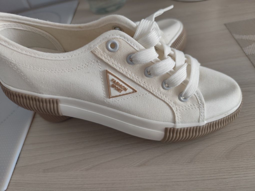 Nowe trampki damskie 39