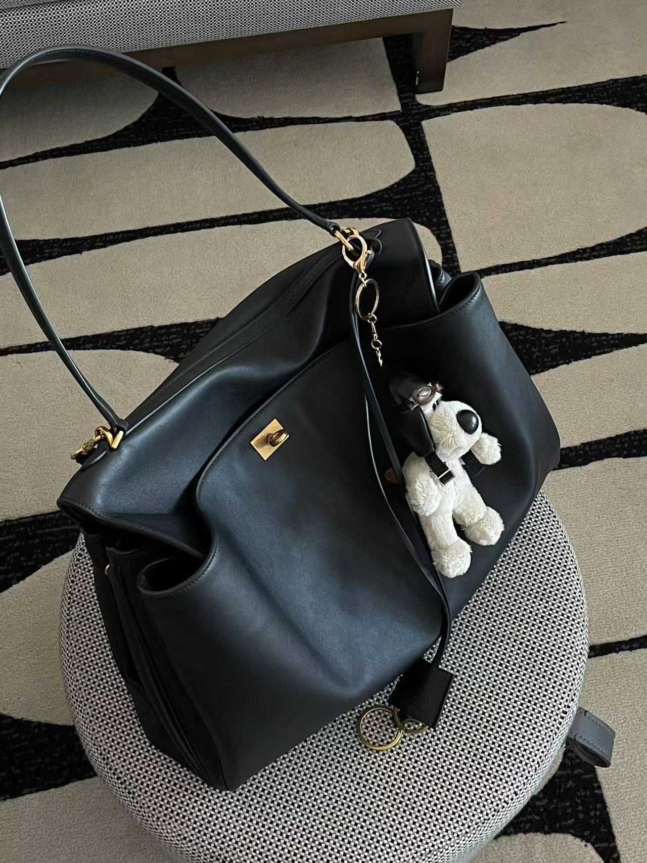 São novos Bolsa transversal e bolsa de mão da Balenciaga