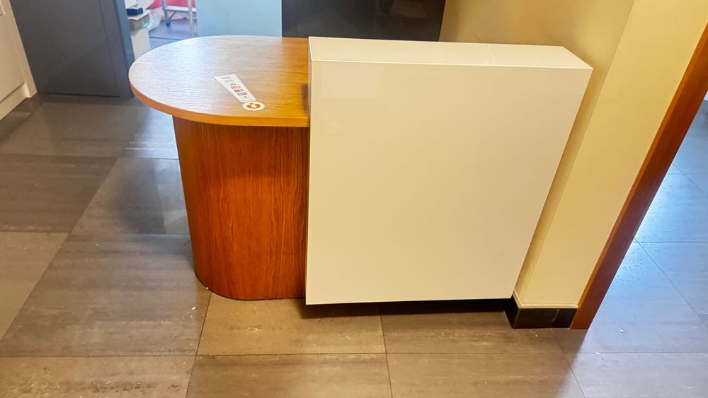 LADA RECEPCYJNA drewniana z białymi elementami lakieru -połysk