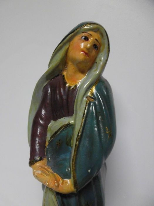 antiga figura de Santa Maria Madalena em cerâmica policromada