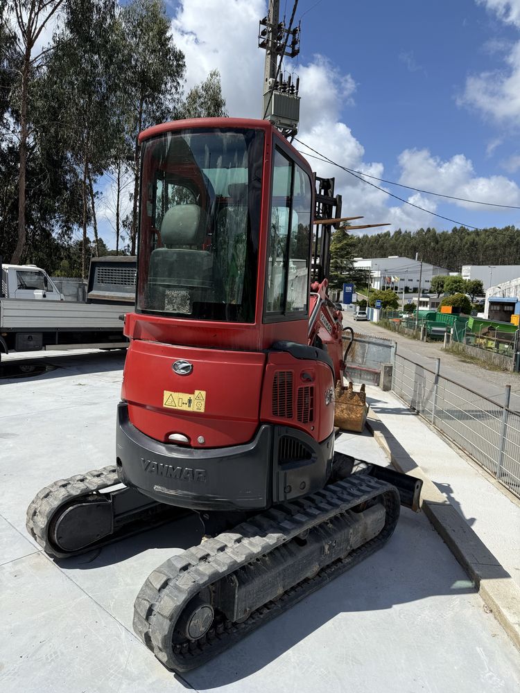 Mini giratoria yanmar 25
