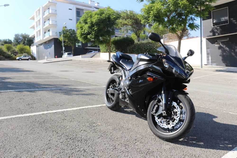 Yamaha R1 2008: A Lenda da Pista na Tua Garagem!