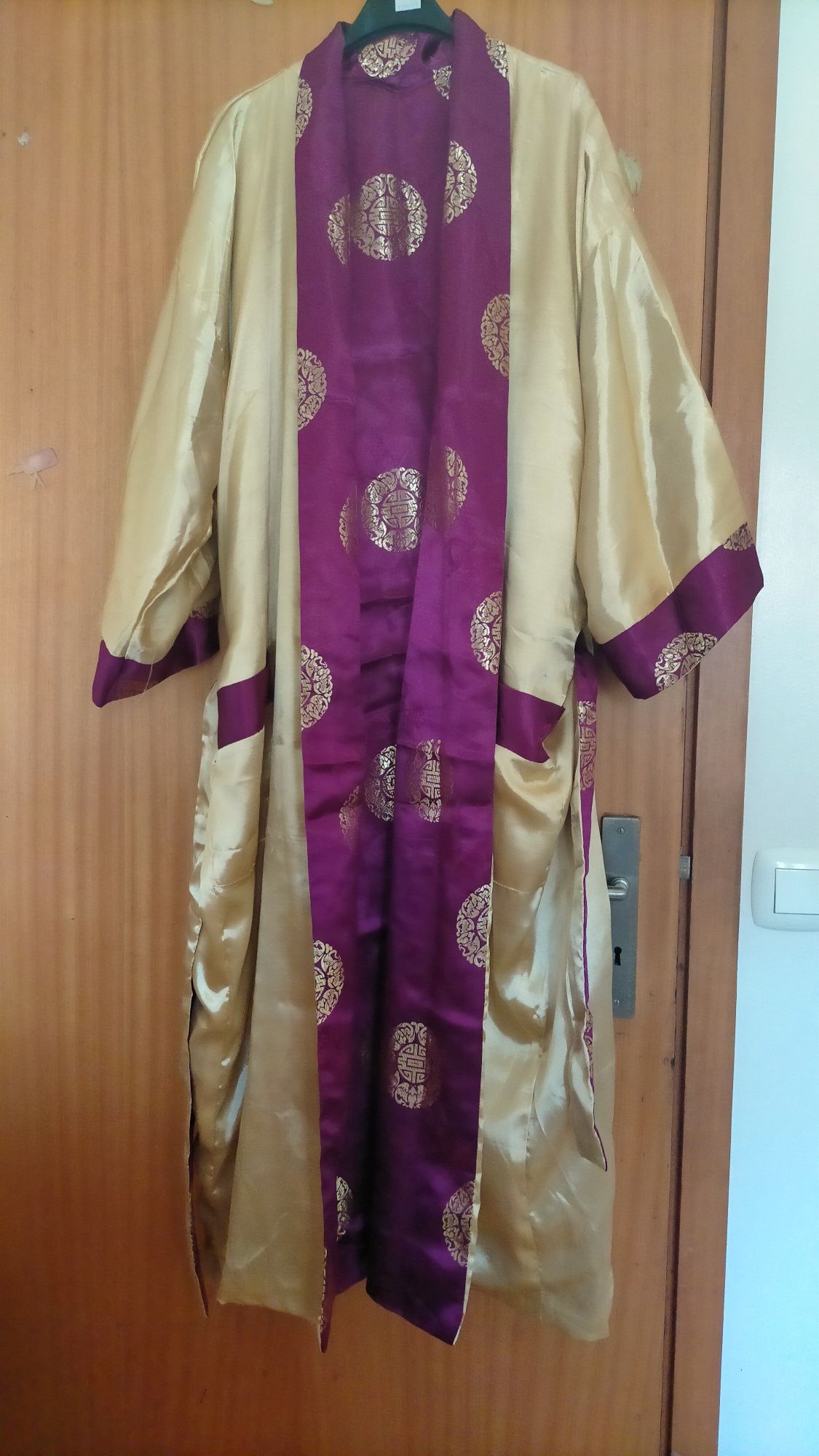 Vendo robe/roupão em cetim. 2 faces. Tamanho ÚNICO. Veste até XL/XXL