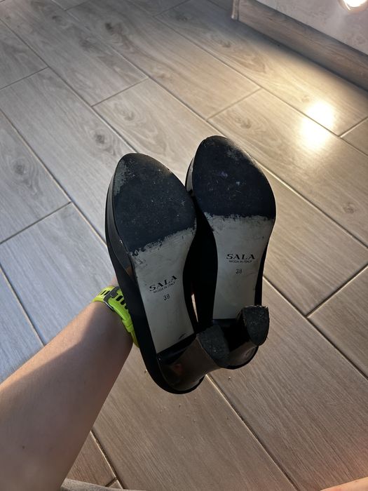 Чорні замшеві туфлі на каблуці