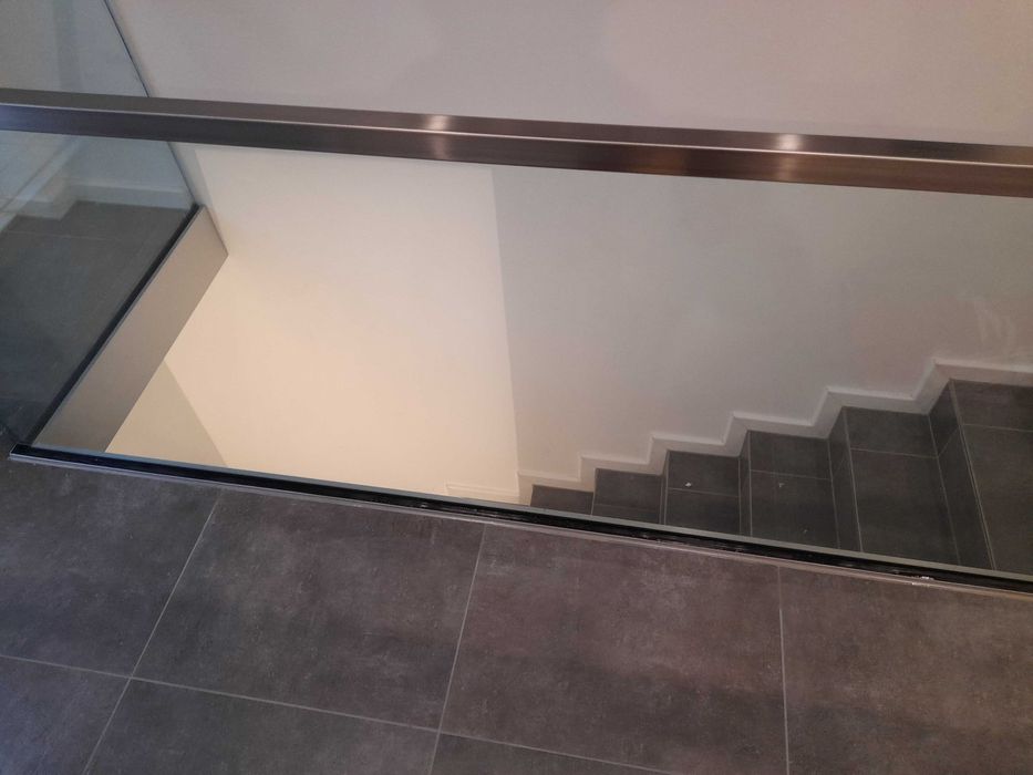 Szklo do balustrady 8.8.2 , 2100mm dlugosc i 1000mm wysokosc sprzedam.