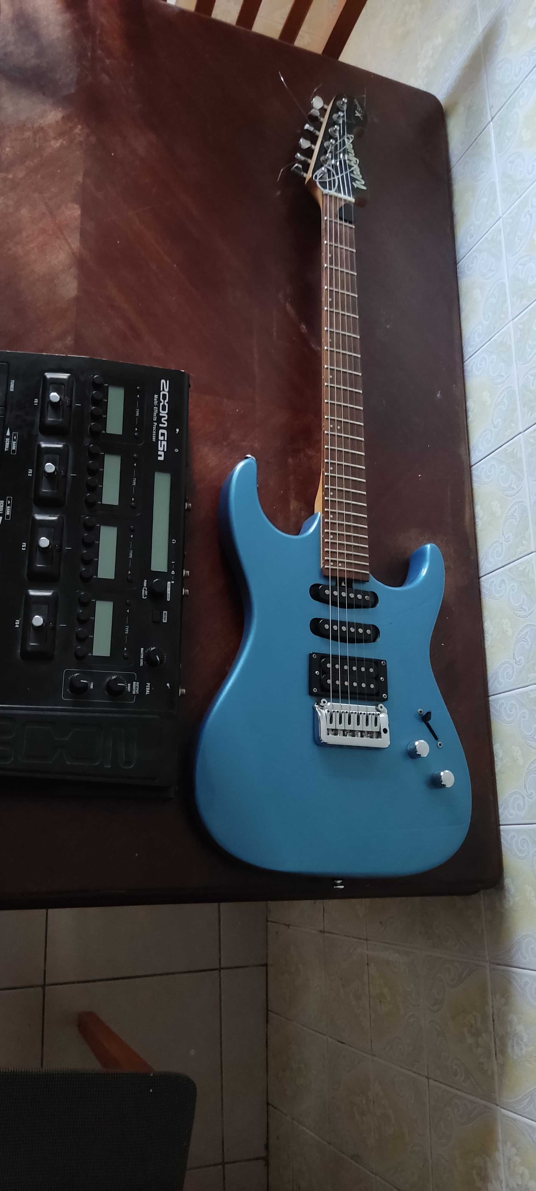 Guitarra e pedaleira Zoom g5n