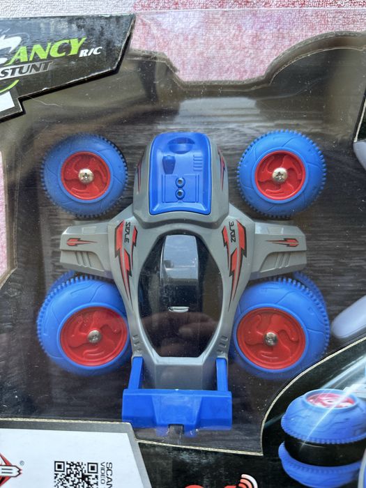 Машинка на радиоуправлении трюковая