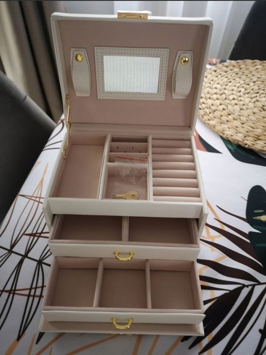 Elegancka szkatułka na biżuterię z lusterkiem – idealny na prezent